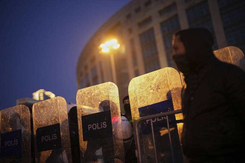 U ISTANBULU I ANKARI ŽESTOK OBRAČUN SA VANDALIMA! Turska policija uhapsila 343 demonstranta zbog nasilja! (FOTO)