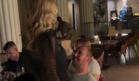 U RESTORANU ISPRED SVIH MU ZAIGRALA U KRILU! Snežana i Milan Borjan otišli korak dalje sa strastima u javnosti, svi gosti gledali njen ples