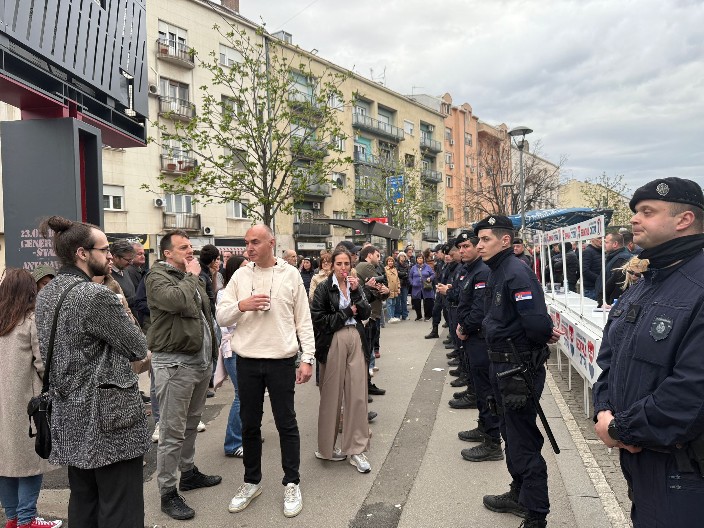 PARADA SRAMA KOD KALENIĆ PIJACE Blokaderi vređaju i provociraju, pa malo igraju uz muziku - članovi SNS pokušavaju da spuste tenzije