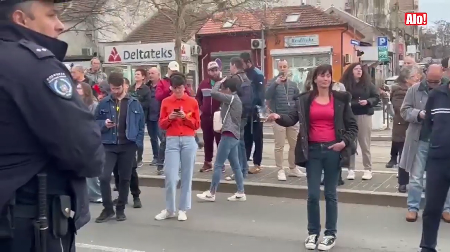 SRAMNO BOGOHULJENJE NA BULEVARU! Blokaderka tamjanom kadi štand SNS (VIDEO)