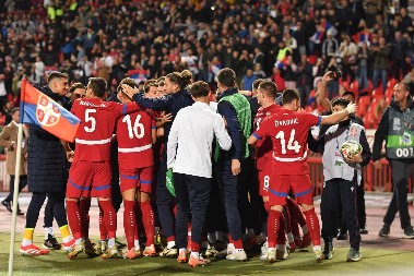 LUDNICA U SVLAČIONICI SRBIJE Fudbaleri zapevali čuveni hit Nade Topčagić (VIDEO)