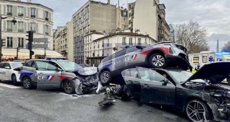 HAOS U PARIZU Policijska vozila naslagana jedna na druga, evo šta se desilo