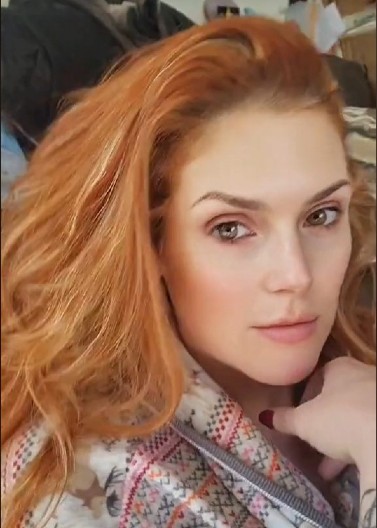 MISLILA JE DA JE UPOZNALA PRAVOG, A USLEDIO JE ŠOK Dobila je poruku na Fejsbuku od drugarice koju nije videla 20 godina!