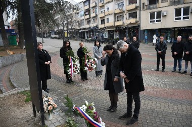 Polaganjem venaca na Trgu braće Milić odata počast stradalima u bombardovanju