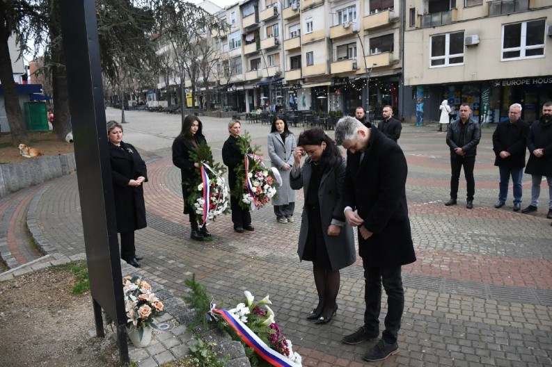 Polaganjem venaca na Trgu braće Milić odata počast stradalima u bombardovanju