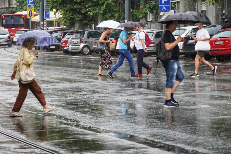 DANAS POČINJE DA LIJE K'O IZ KABLA! Evo dokle će nam trebati kišobrani, neće skoro stati! (FOTO)