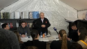 MNOGIMA U SRBIJI JE OVO MISTERIJA, ALI PROFESOR SADA OBJAŠNJAVA: Zašto vidimo u redovima opozicionara da jednu stvar posebno rade? (VIDEO)