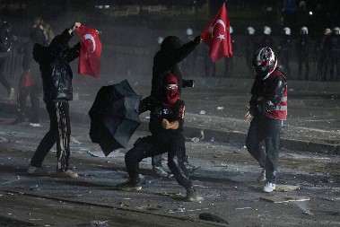 HAOS U ISTANBULU, PROTESTI ESKALIRALI! Uhapšeno jos 43 demonstranta (FOTO)