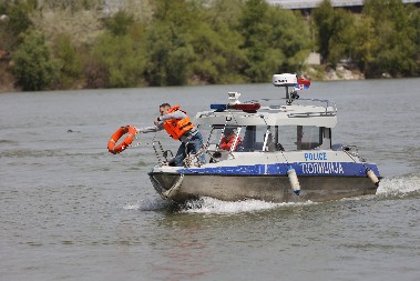 DETALJI PADA HIDRO-AVIONA U PROGARU: VAZDUHOPLOV POBEG'O PILOTU JER GA NIJE DOBRO VEZ'O! Vetar odneo PRAZNU letelicu i nabio je u granje u Savi
