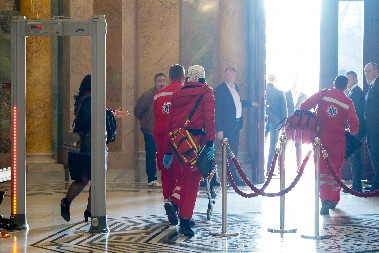 TRI POSLANICE POVREDILI U SKUPŠTINI SRBIJE! Poslanici opozicije ovim su dokazali da su glavni nasilnici!