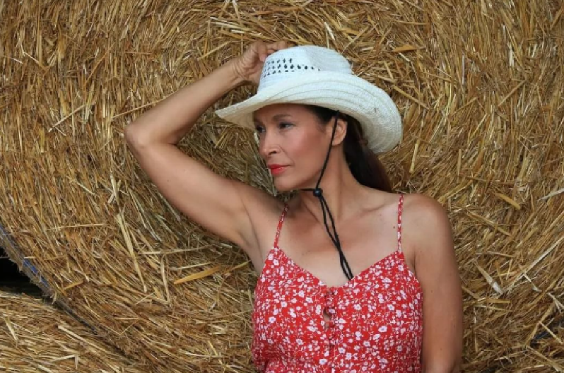 BILA JE ZVEZDA, A DANAS SREĐUJE I ČISTI ŠTALU! Pevačica se odala poroku nakon razvoda, a sada je promenila život iz korena (FOTO)