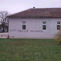 FAŠIZAM NA DELU Čovek dao traktor da zaštiti decu od napada, njemu ispisali grafite na kući! (FOTO)