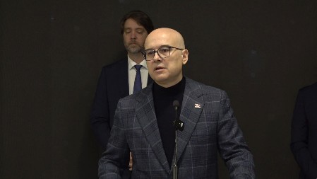 VUČEVIĆ U OBILASKU DATA CENTRA U KRAGUJEVCU "Svi lekari u Srbiji će moći da pristupe i da provere informacije ma gde da se nalaze" (VIDEO)