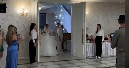 UZBUĐENI MLADENCI OTVORILI SU ČESTITKE SA SVADBENIM POKLONIMA Ali doživeli su strašan šok