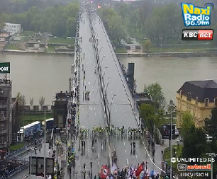 PROSVETARI ISTAKLI JEZIVI SIMBOL FAŠIZMA Narod zgranuto gleda šta rade nasred Brankovog mosta!