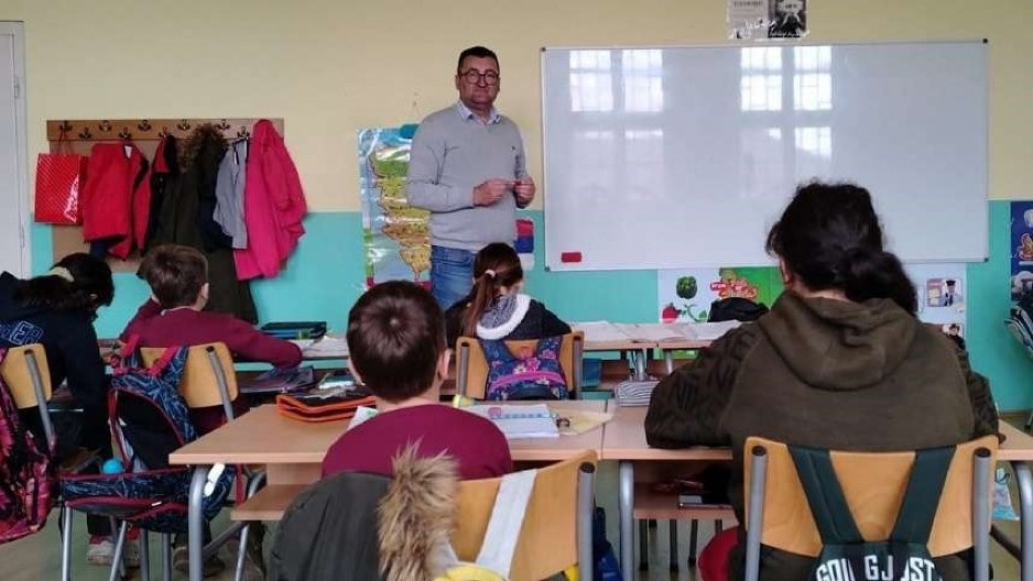 NAPUSTIO MESTO DIREKTORA DA BI PREDAVAO ODELJENJU OD DESET ĐAKA! O njegovom postupku priča čitava Srbija!