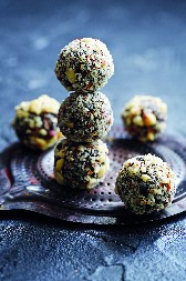 BRZE BOMBICE SA ORASIMA I KEKSOM Prave se lako, a savršene za svaku svečanu trpezu