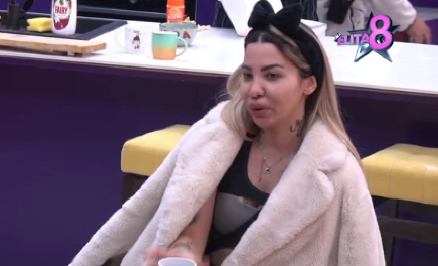 ANELI AHMIĆ SEVNULA ZADNJICA U PROGRAMU UŽIVO! Nije primetila da je snimaju kamere, raširila noge i pokazala sve! (FOTO)