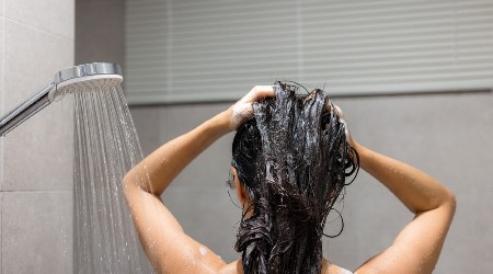 NEMOJTE SE TUŠIRATI UJUTRU Lekar objašnjava zašto je ova navika loša za naše zdravlje, evo koje vreme je najbolje