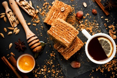 KOLAČ SA MEDOM Sočan i ukusan, a pravi se brzo i lako