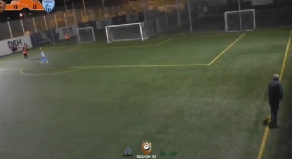 HOROR SNIMAK BOMBARDOVANJA IZ HARKOVA! Fudbaleri panično BEŽE sa terena i spašavaju ŽIVE GLAVE (VIDEO)