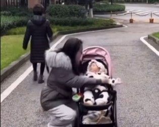 HOROR U PARKU, MAJCI SA BEBOM PRIŠAO NEPOZNATI MUŠKARAC Ono što se zatim desilo ledi krv u žilama, u sekundi sprečena tragedija! (VIDEO)