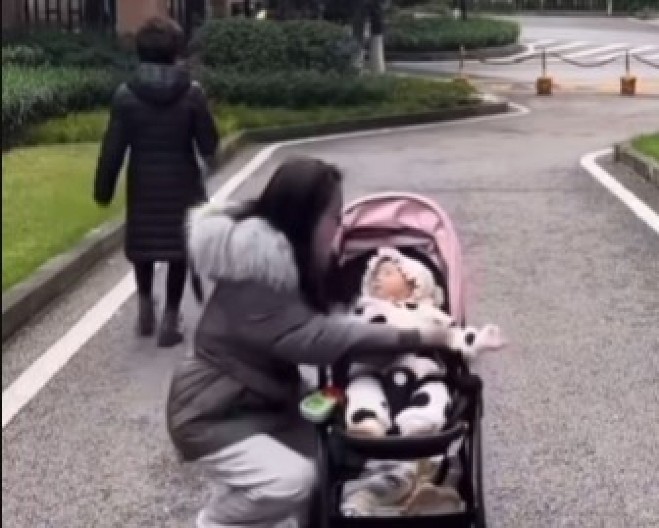 HOROR U PARKU, MAJCI SA BEBOM PRIŠAO NEPOZNATI MUŠKARAC Ono što se zatim desilo ledi krv u žilama, u sekundi sprečena tragedija! (VIDEO)