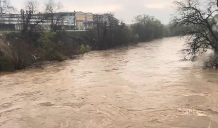 VANREDNA ODBRANA OD POPLAVA Mačva na udaru padavina, reka Jadar se izlila iz korita