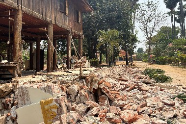 43 RADNIKA ZAROBLJENA U URUŠENOM NEBODERU! Srušena 30-spratnica nakon zemljotresa u Mjanmaru (FOTO)
