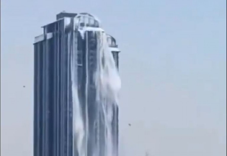 PUKAO INFINITI BAZEN NA KROVU Tone vode se sliva niz soliter (VIDEO)