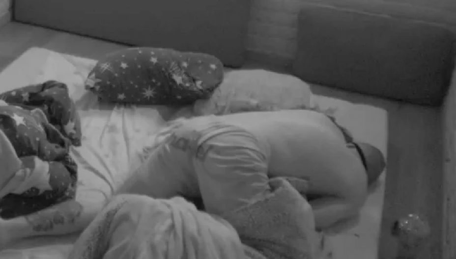 NIKAD VRELIJE SCENE U ELITI! Jedan od najvećih šmekera zaskočio cimerku, izolacija se tresla!