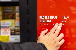 U PRODAVNICI U CARA DUŠANA 115A U ZEMUNU POSTAVLJENE OZNAKE NA BRAJEVOM PISMU Prvi MAXI supermarket prilagođen slepim i slabovidim osobama