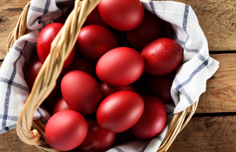 KAKO GRKINJE FARBAJU USKRŠNJA JAJA Na najbrži mogući način dobićete najlepša i najzdravija jaja na svetu