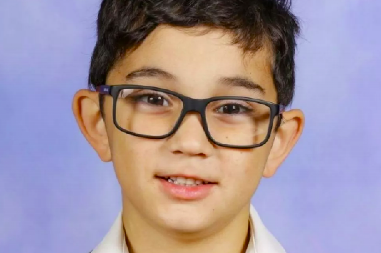 POGINUO NA PUTU DO ŠKOLE Automobil udario šestogodišnjaka, vozač pobegao sa mesta događaja