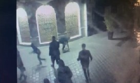 SNIMAK OTKRIVA LAŽI! Pogledajte momenat kada pijani blokaderi napadaju malog Roma koji je na ulici (VIDEO)