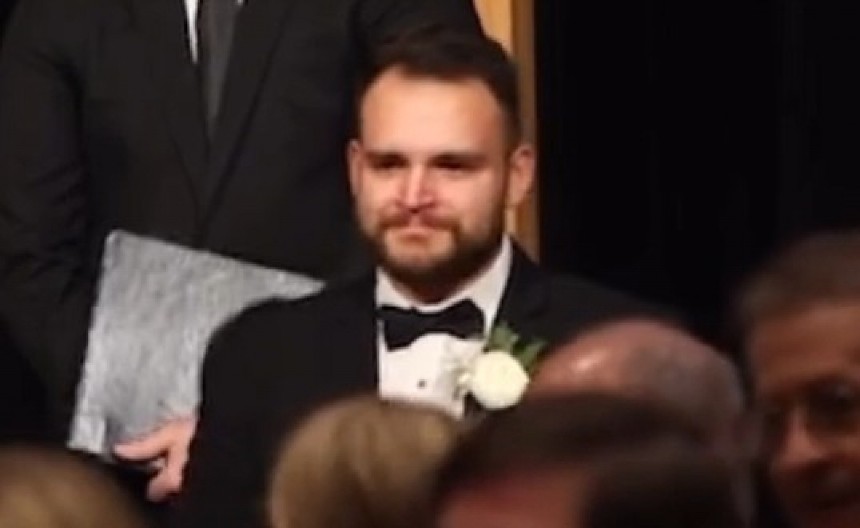 MLADA PRIREDILA MLADOŽENJI NAJBOLJE IZNENAĐENJE IKAD Dok je stajao pred oltarom, nije mogao da zadrži suze! (VIDEO)