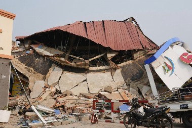 VIŠE OD 90 LJUDI ZAROBLJENO ISPOD RUŠEVINA! Stravične scene nakon zemljotresa, zgrada od 12 spratova se srušila kao kula od karata (FOTO)