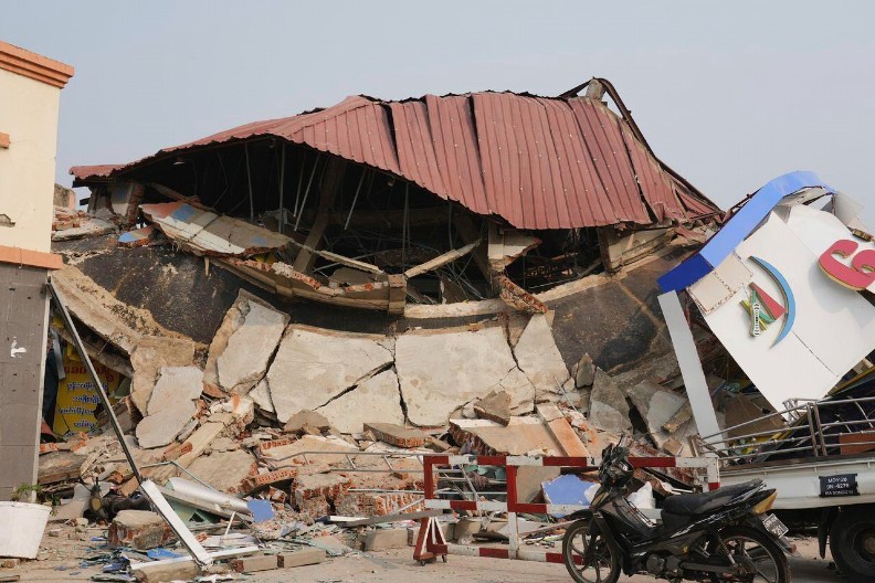 VIŠE OD 90 LJUDI ZAROBLJENO ISPOD RUŠEVINA! Stravične scene nakon zemljotresa, zgrada od 12 spratova se srušila kao kula od karata (FOTO)