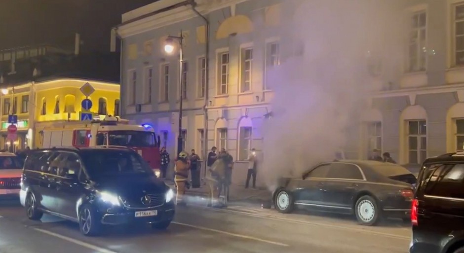 EKSPLODIRALA PUTINOVA LIMUZINA! "Aurus" u plamenu u centru Moskve! (VIDEO)