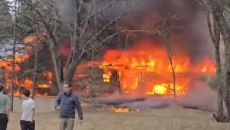 PRVI SNIMAK SA MESTA NESREĆE Avion se survao na porodičnu kuću, strahuje se od najgoreg! (VIDEO)