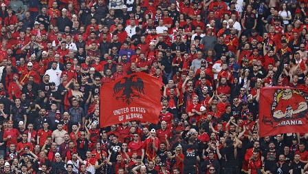 SKANDAL NA UTAKMICI Albanci palili srpsku zastavu (VIDEO)