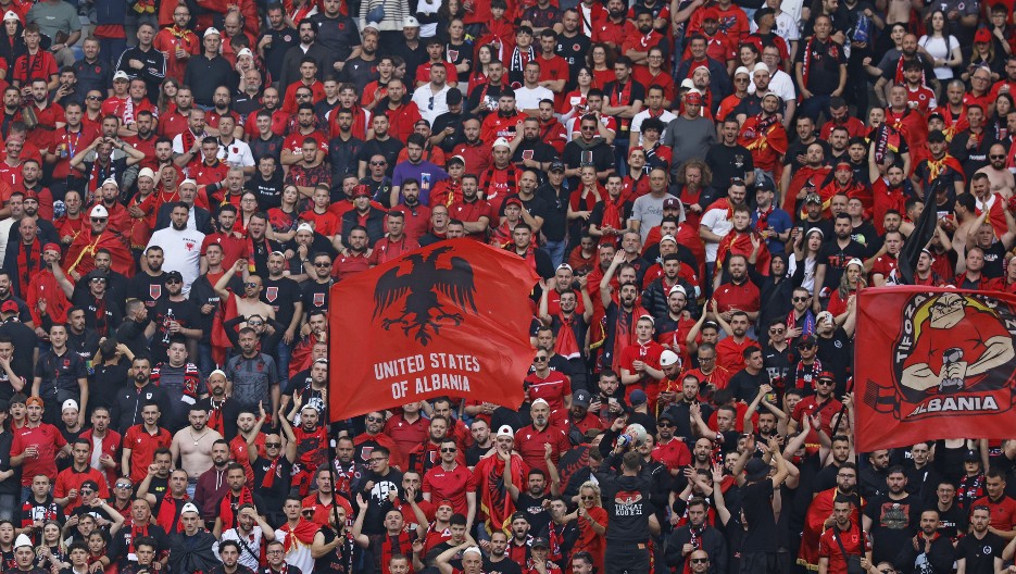 SKANDAL NA UTAKMICI Albanci palili srpsku zastavu (VIDEO)