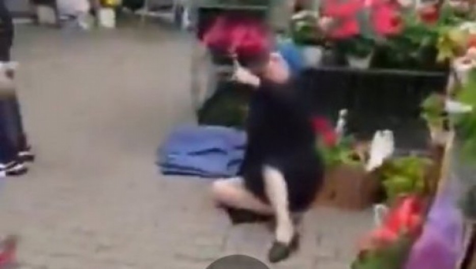 JEZIVO NASILJE BLOKADERA U NOVOM SADU: Bacili na zemlju stariju gospođu (VIDEO)