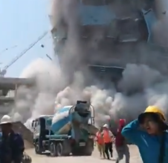 ZGRADA SE RUŠI, DOK LJUDI STOJE ISPOD NJE! Jeziv snimak iz Bangkoka, broj poginulih RASTE (FOTO/VIDEO)