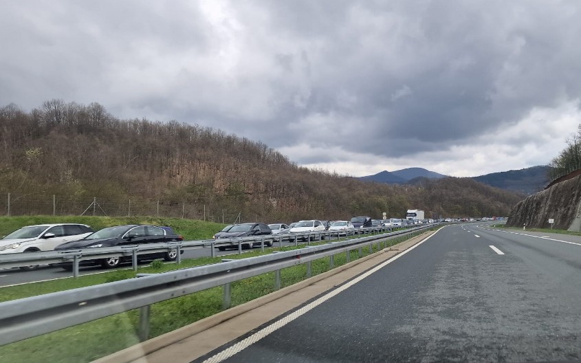 EVO KAKVO JE TRENUTNO STANJE NA PUTEVIMA I GRANICAMA! AMSS uputio upozorenje građanima: Pažljivo vozite, mokri kolovozi otežavaju vožnju