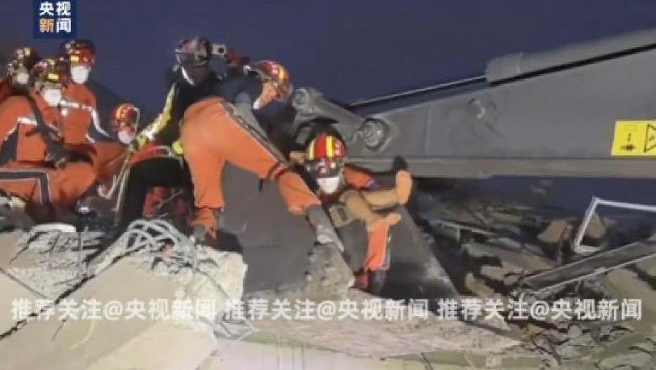 DETE IZVUČENO IZ RUŠEVINA NAKON 60 SATI Čudo u Mjanmaru nakon razornog zemljotresa! (VIDEO)