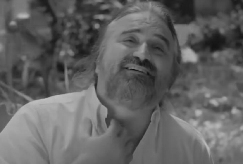 UZNEMIRUJUĆI SNIMAK Pevač umro na bini, nepomično leži, nastala opšta panika (VIDEO)