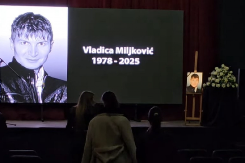 DANAS ĆE BITI SAHRANJEN BRAT VIKI MILJKOVIĆ Potresne scene u Nišu, pevačica slomljena od bola, kolege joj pružaju podršku