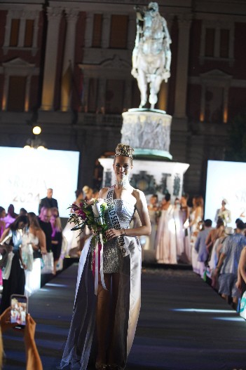 ĆERKU ŽELJKA RUTOVIĆA SVI ZNATE Proglašena je za mis Srbije, otac joj je bio najveća podrška: "Nisam pobedila zbog tate"