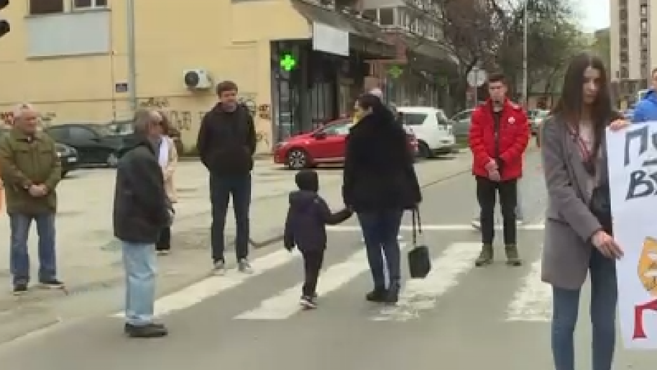 "HOĆEŠ DA ME BIJEŠ, HAJDE TUCI ME..."  Blokader se obrušio na gospođu koja šeta dete, pogledajte kako je hrabro odreagovala!  (VIDEO)
